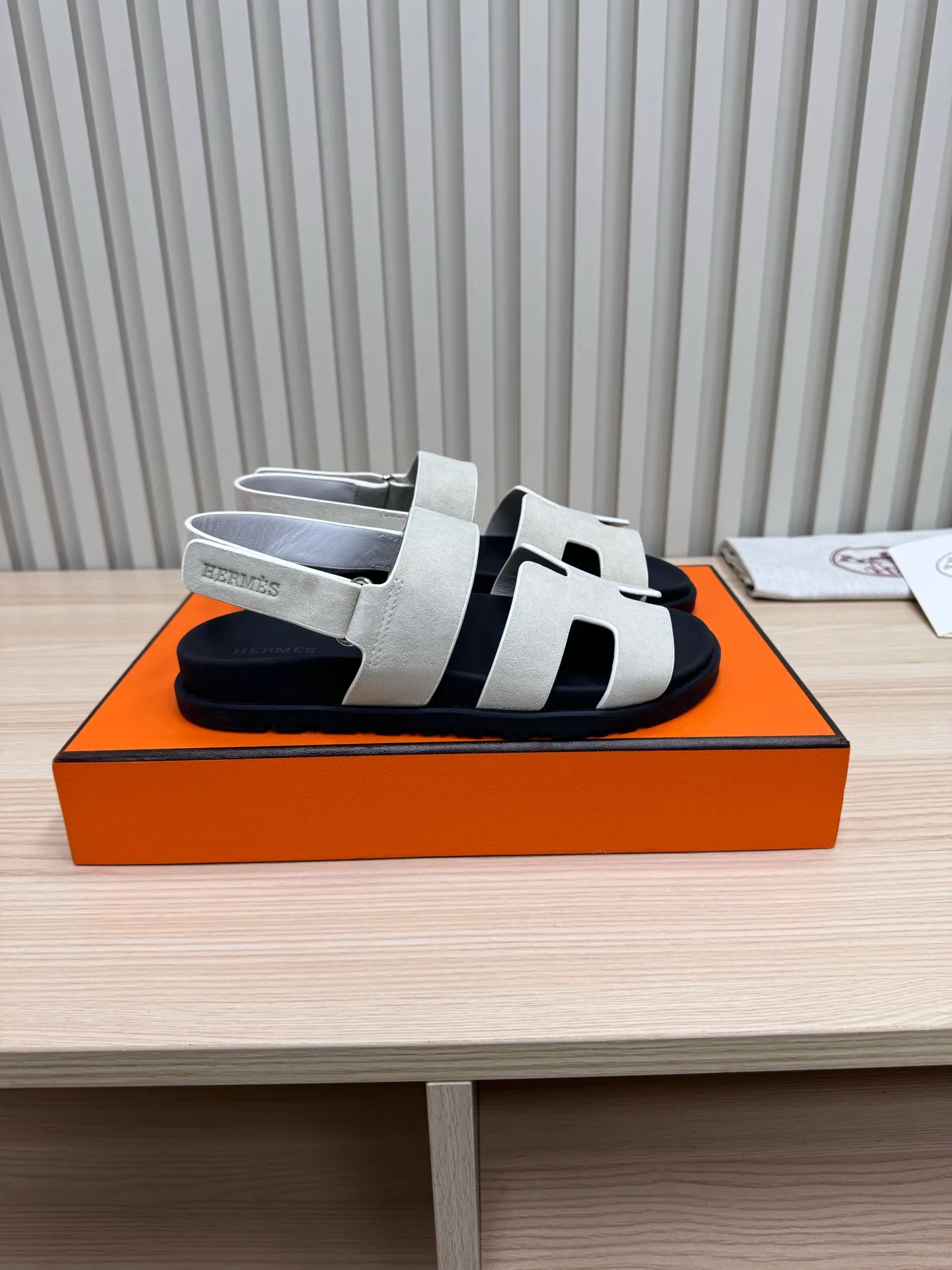 👟👟Ex-factory price 502👟👟Hermes🐎The extremely popular couple’s second uncle slippers/golden sandals and slippers, paired with various colorful socks, are so trendy!  ———————— Upper: imported cowhide/sheep leather/cloth/palmprint leather lining: imported cowhide/sheepskin outsole: Tpu non-slip and wear-resistant outsole Female size: 35-42 (40.41.42 non-returnable and non-exchangeable) Male code: 39-45 (45 non-returnable and non-exchangeable)